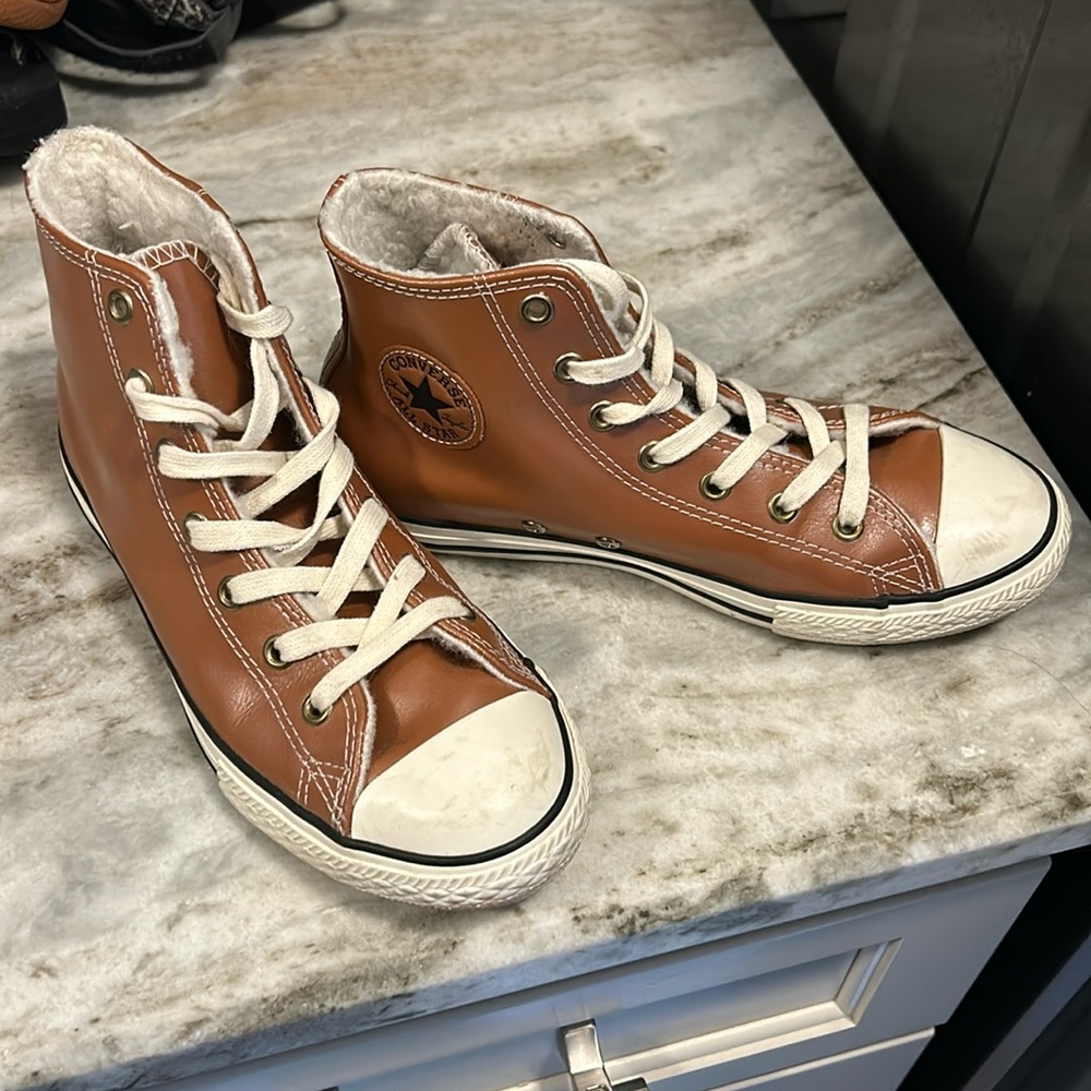 Converse brown leather, fur lined